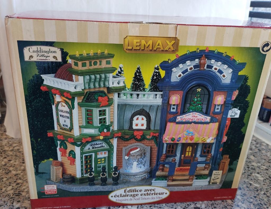 Lemax Holiday Treasure Christmas Shops Caddington Village, Diversen, Kerst, Ophalen of Verzenden, Nieuw