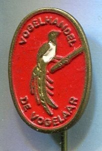 Vogelhandel de Vogelaar rood op koper speldje ( N_083), Verzenden, Zo goed als nieuw, Dier of Natuur, Speldje of Pin