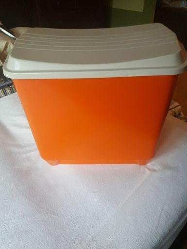 1 retro vintage oranje wasmand curver met sokkenbakje, Antiek en Kunst, Ophalen