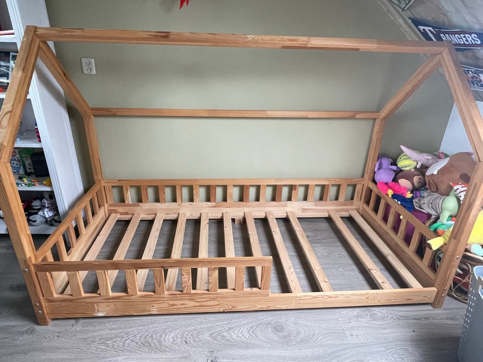 Bieden!Houten Bedhuisje 90x200 cm Ideaal voor Jonge Kinderen, Ophalen, 85 tot 100 cm, Gebruikt, Lattenbodem