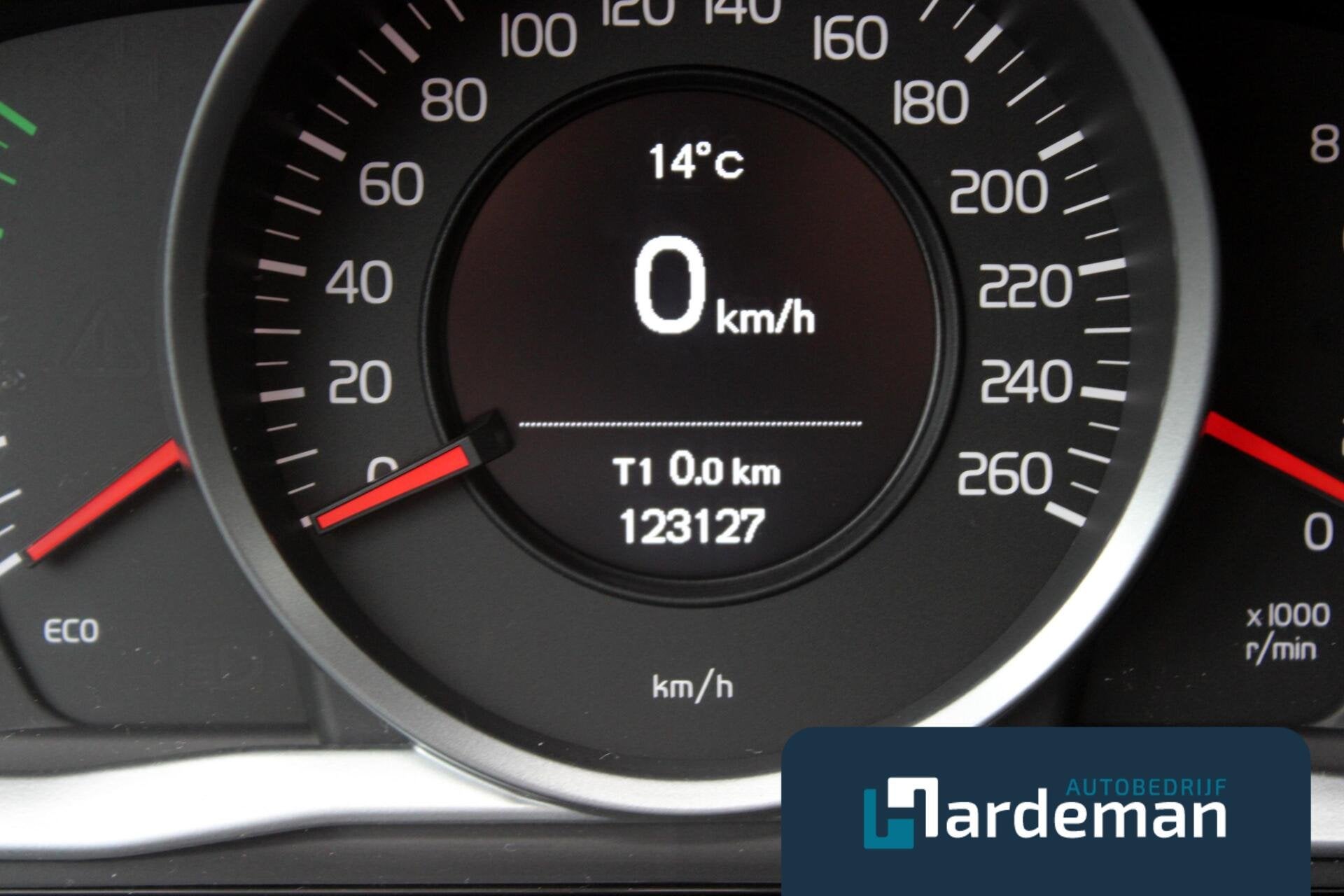 Volvo V60 1.6 T3 Momentum|Carplay|Trekhaak|Automaat, Auto's, Stof, Gebruikt, 4 cilinders, Zwart