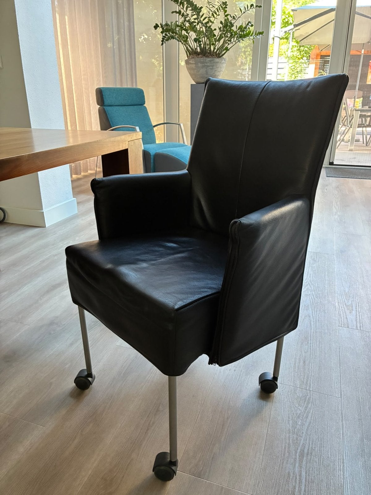 Zwarte leren eettafelstoelen op wieltjes (4 stuks), Ophalen, Gebruikt, Zwart, Leer