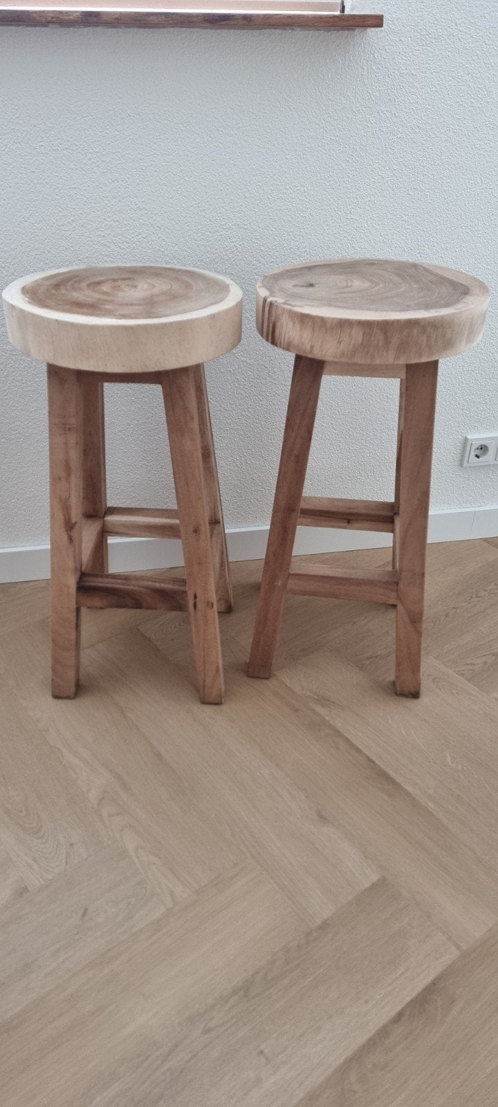 2 Nieuwe Suar Houten Barkrukken - 1+1 Gratis, Ophalen, Met voetsteun, 60 tot 90 cm, Nieuw