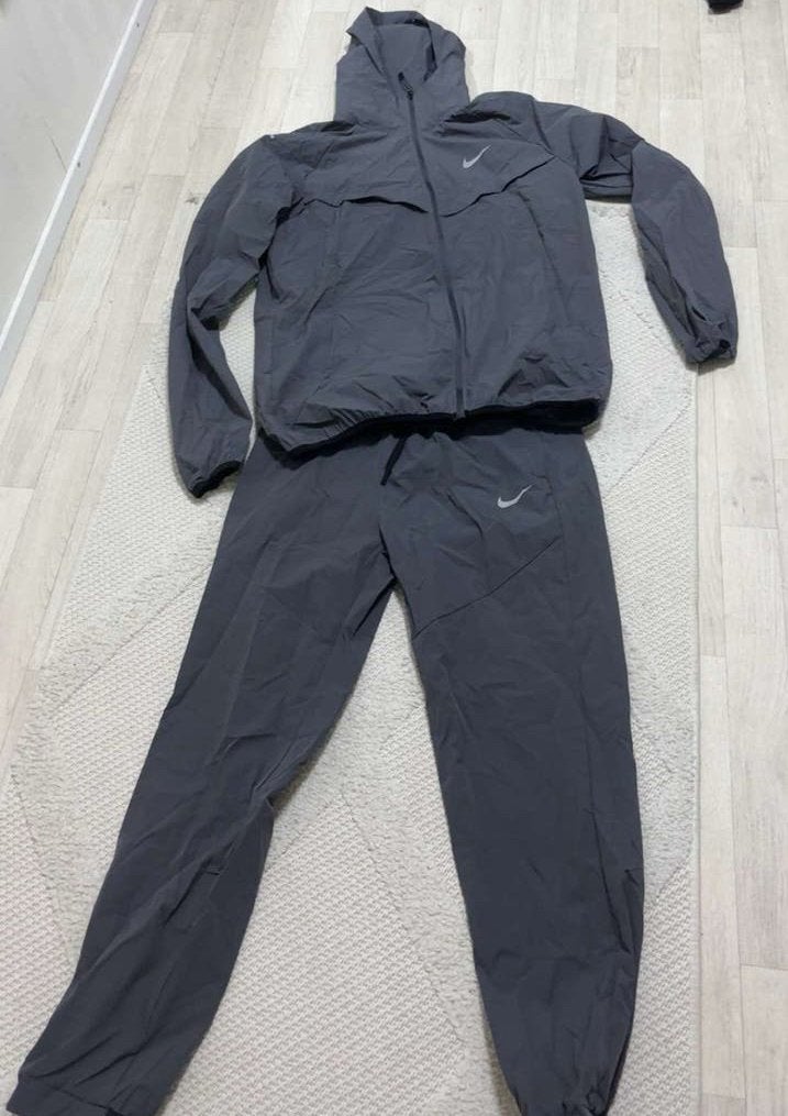 Nike Miller Trainingspak Donkergrijs, Ophalen of Verzenden, Gedragen, Grijs, Algemeen