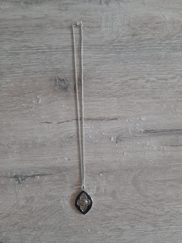 Zilverkleurige ketting met hanger nieuw, Nieuw, Ophalen of Verzenden, Zilver, Overige materialen