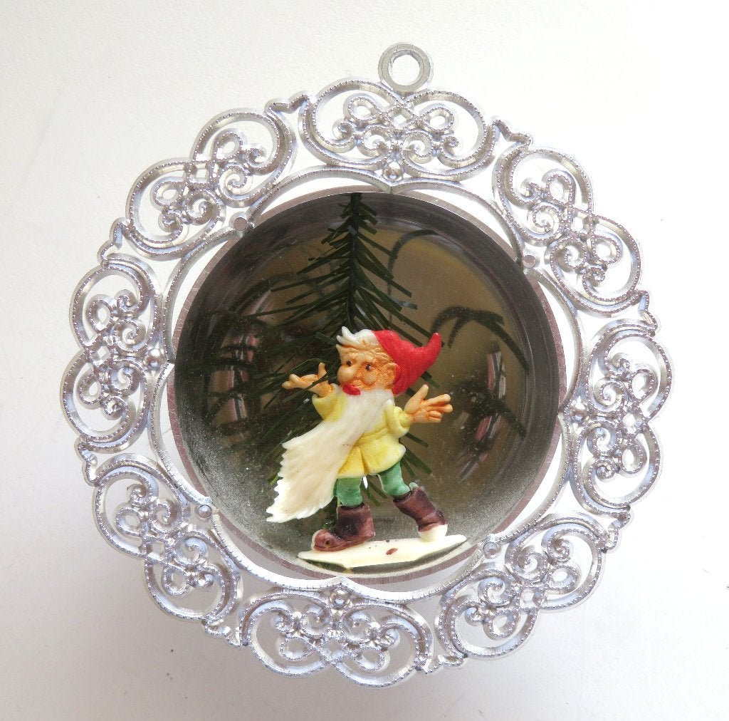 Oude Kerstbal: Deukbal met kunststof Sierrand en Kabouter, Ophalen of Verzenden