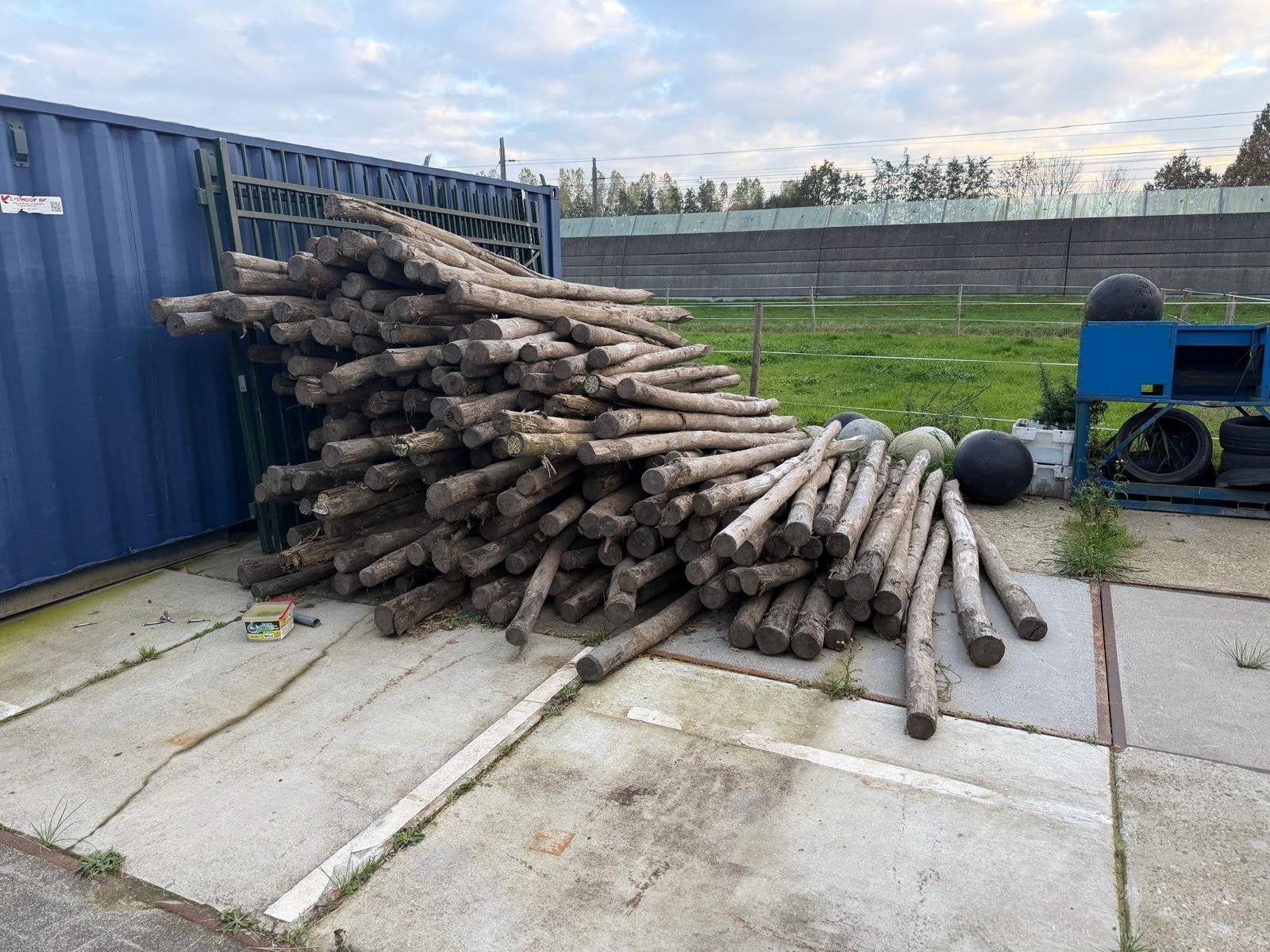 Robinia palen 3 meter lang gebruikt, Doe-het-zelf en Verbouw, Ophalen, Gebruikt, Overige typen, Overige houtsoorten