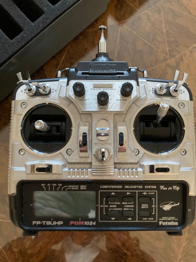 Zender modelvliegtuig/helicopter Futuba, Hobby en Vrije tijd, Modelbouw | Radiografisch | Auto's, Ophalen of Verzenden, Zo goed als nieuw
