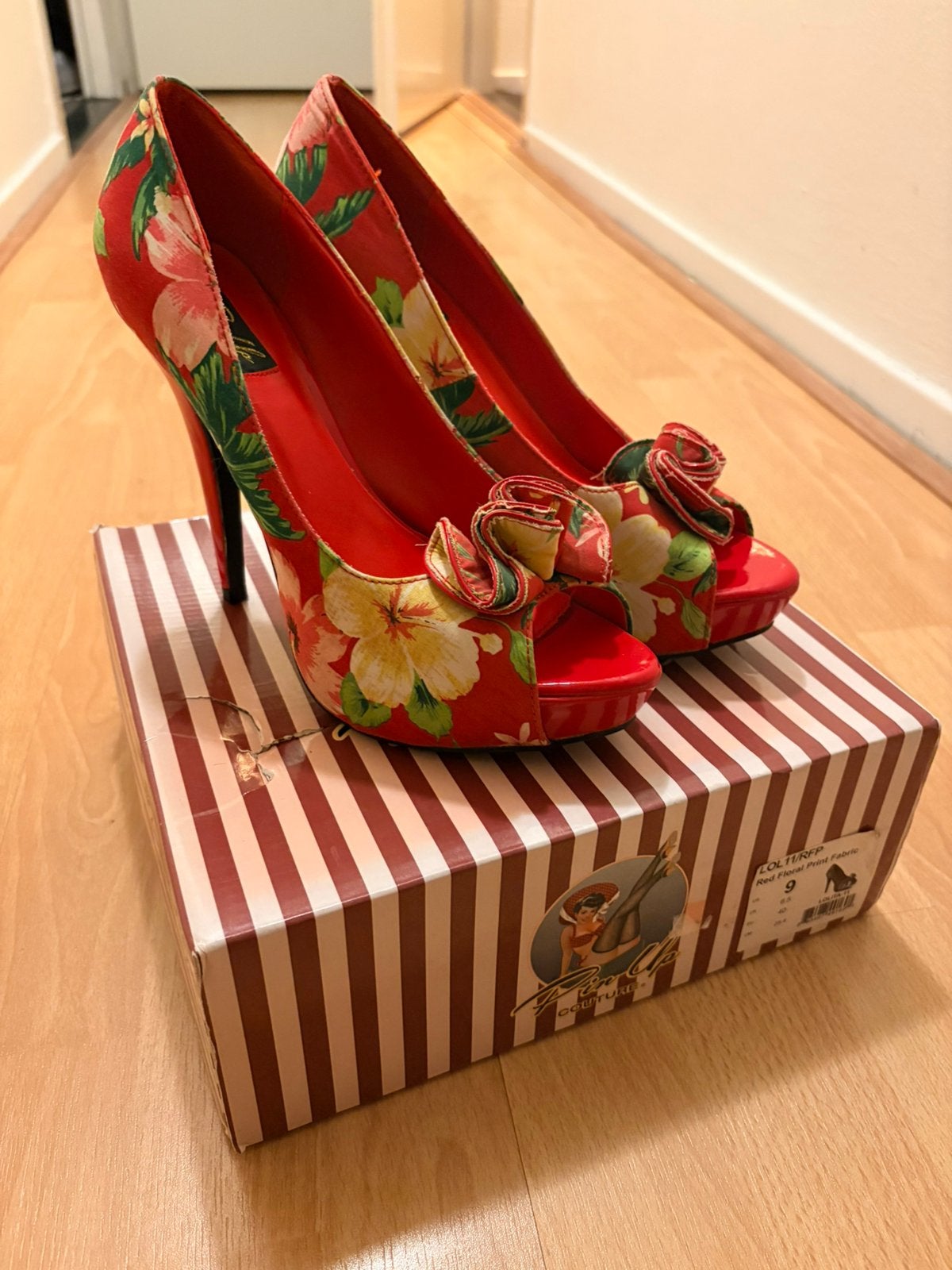 Pin up couture peep toe heels - red floral print - maat 40, Maat 38/40 (M), Overige typen, Nieuw, Ophalen of Verzenden