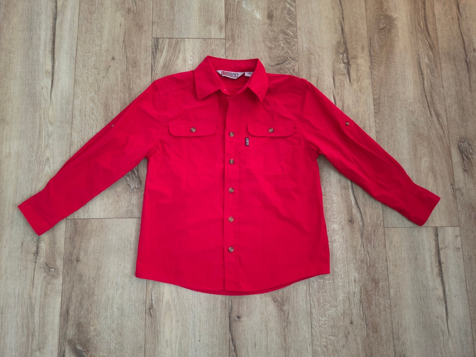 Mooie rode scoutingblouse, Bever uniform, Scoutfit, maat 134, Verzamelen, Scouting, Zo goed als nieuw, Kleding, Ophalen of Verzenden