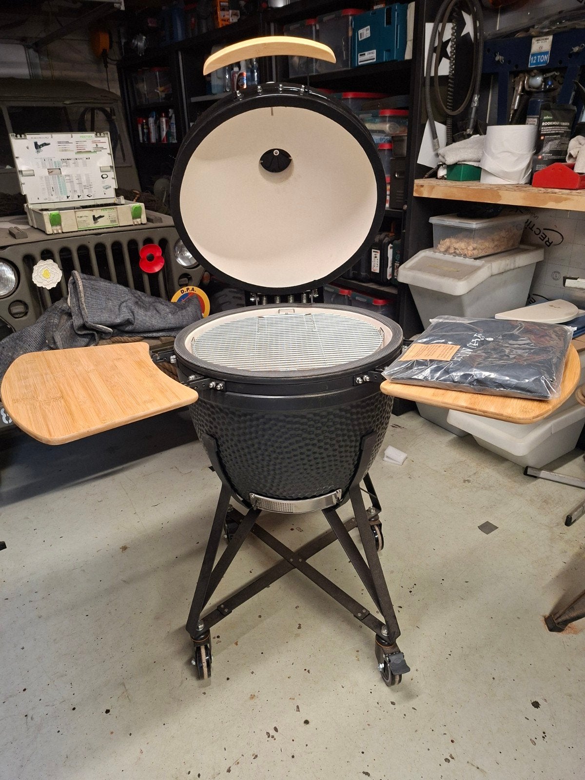 Urban Chef Kamado  met zijtafels en hoes - Zo goed als nie, Ophalen, Zo goed als nieuw, Urban cheff de luxe