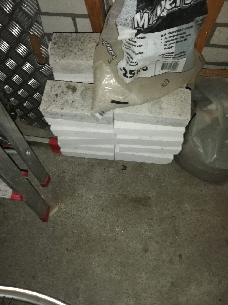 26 witte stenen met metselzand 21x10x5,5, Doe-het-zelf en Verbouw, Metselstenen, Ophalen, Bakstenen