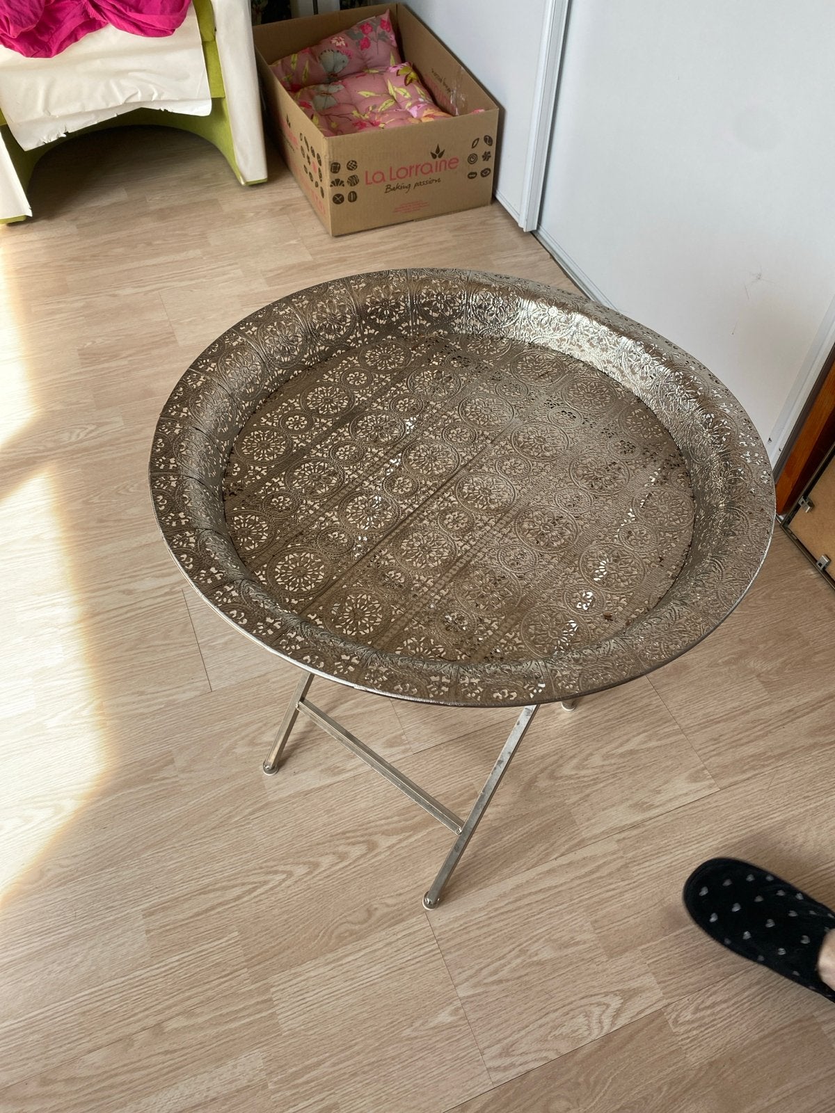 Decoratieve bijzettafel met Marokkaans dienblad, Gebruikt, Metaal of Aluminium, Rond, 55 tot 75 cm