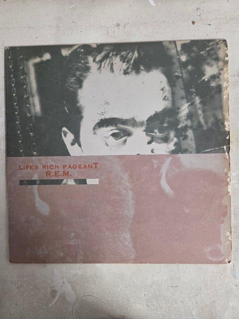 Vinyl lp R.E.M.: LIFES RICH PAGEANT, Beschermende buitenhoes, Gebruikt, Ophalen of Verzenden, 12 inch