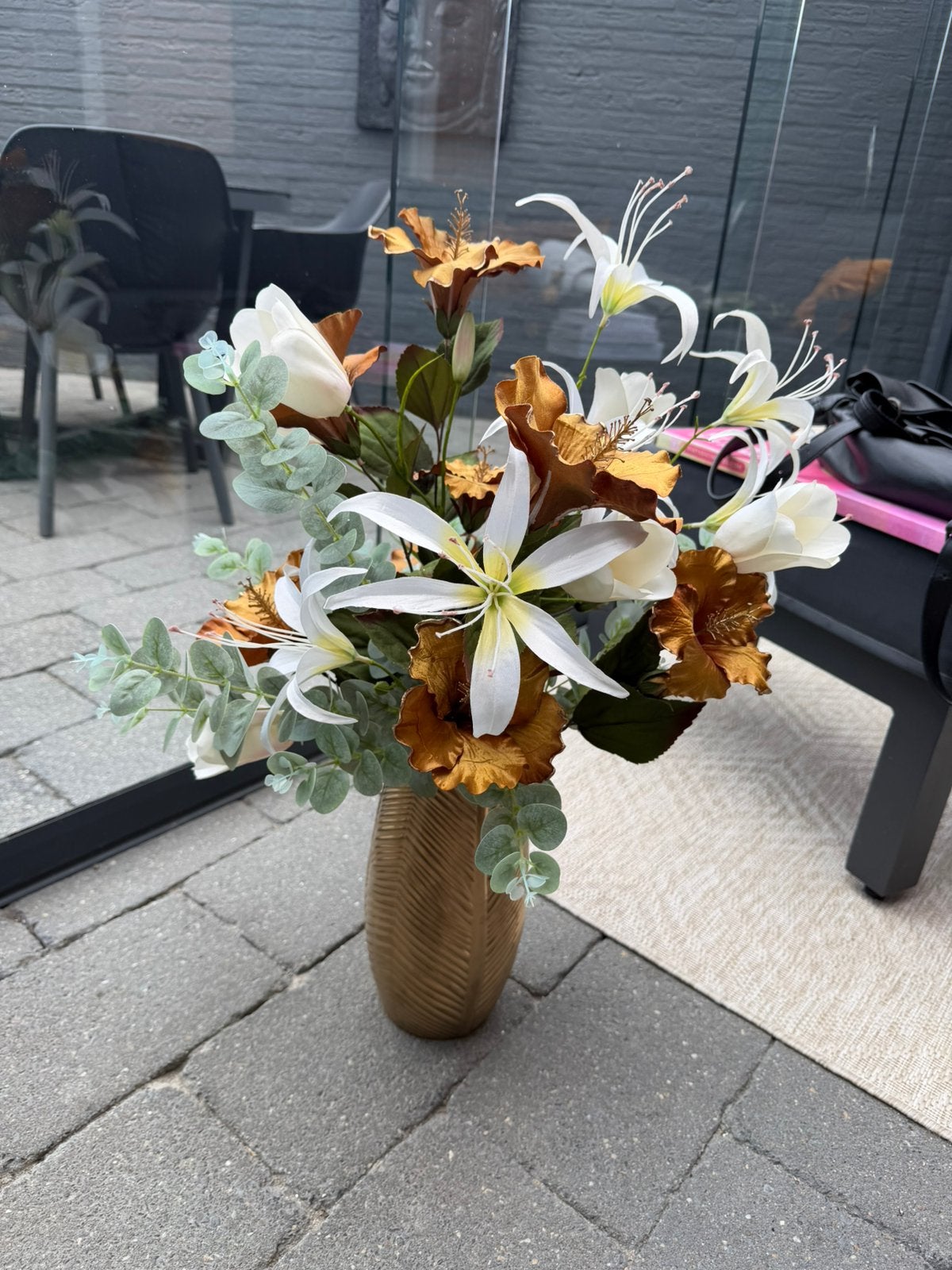 Mooie set kunstbloemen in gouden vaas met of zonder zuil., Ophalen, Zo goed als nieuw