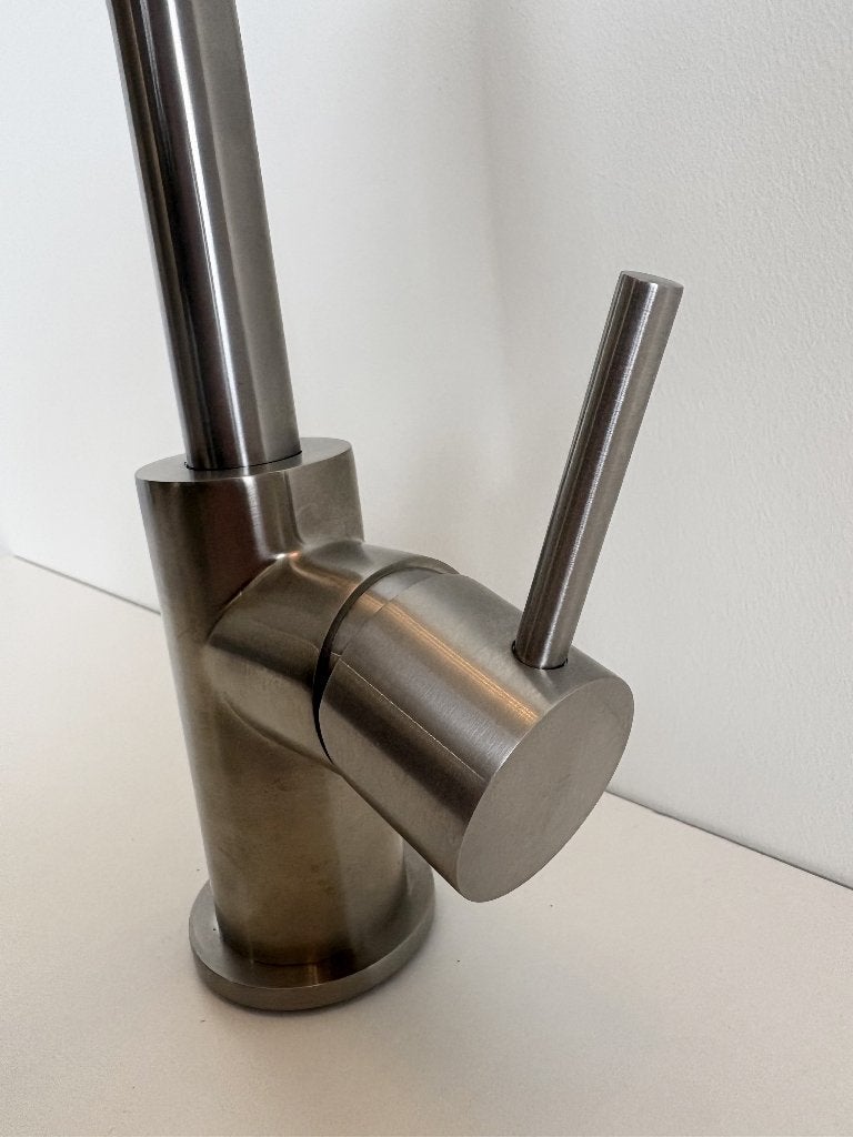 Nieuwe luxe wastafelkraan hoog | Gebogen uitloop | Nikkel, Info@regn.nl, Vreebergen 5, 9403 ET Assen, Regn, Nieuw