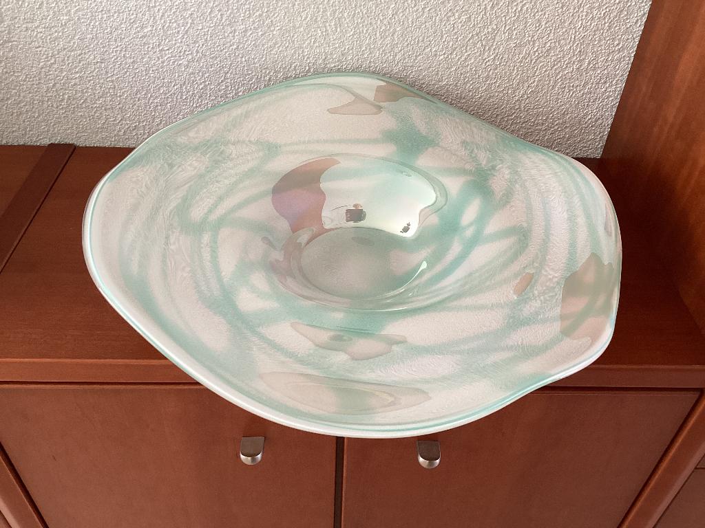Stijlvolle unieke mondgeblazen schaal wit/lichtgoen Ø 46 cm, Schaal, Rond, Nieuw, Ophalen of Verzenden