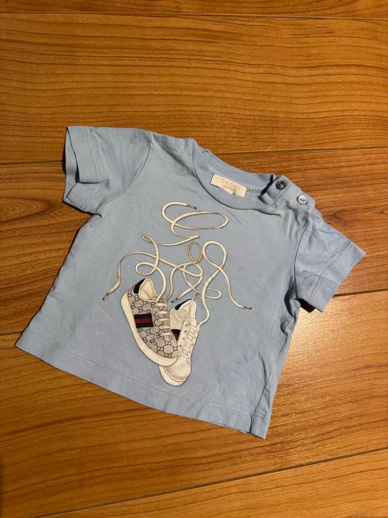 Gucci T-shirt met sneakers print - Baby blauw, Ophalen of Verzenden, Zo goed als nieuw, Jongetje of Meisje, Shirtje of Longsleeve