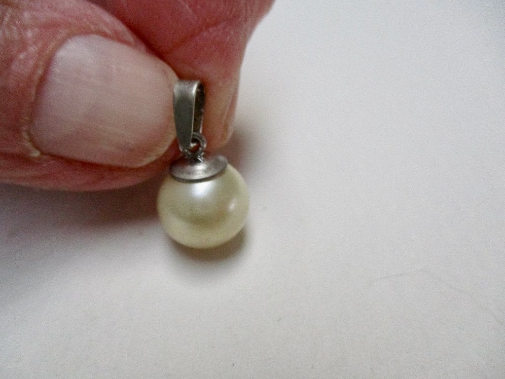 Parel hanger, met zilverkleur hangoog. (geen echte parel), Sieraden, Tassen en Uiterlijk, Kettinghangers, Verzenden, Zo goed als nieuw