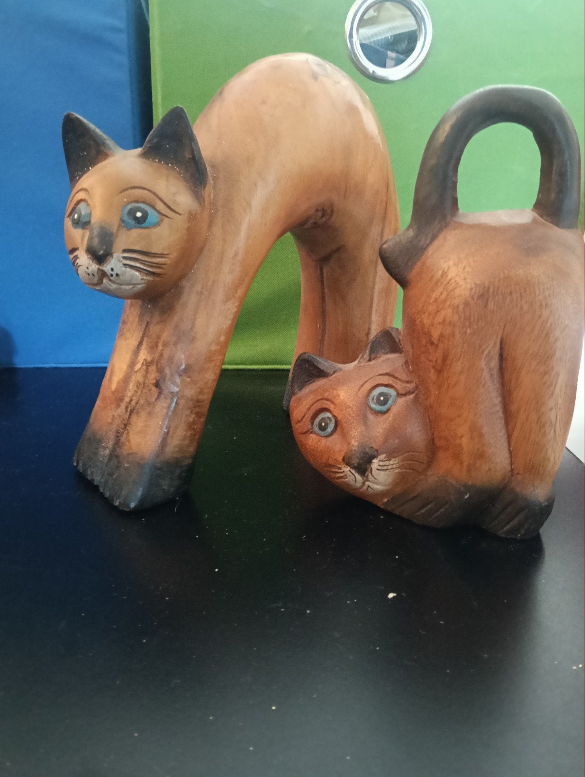 set van speelse houten katten met blauwe ogen, Ophalen of Verzenden, Zo goed als nieuw, Dier