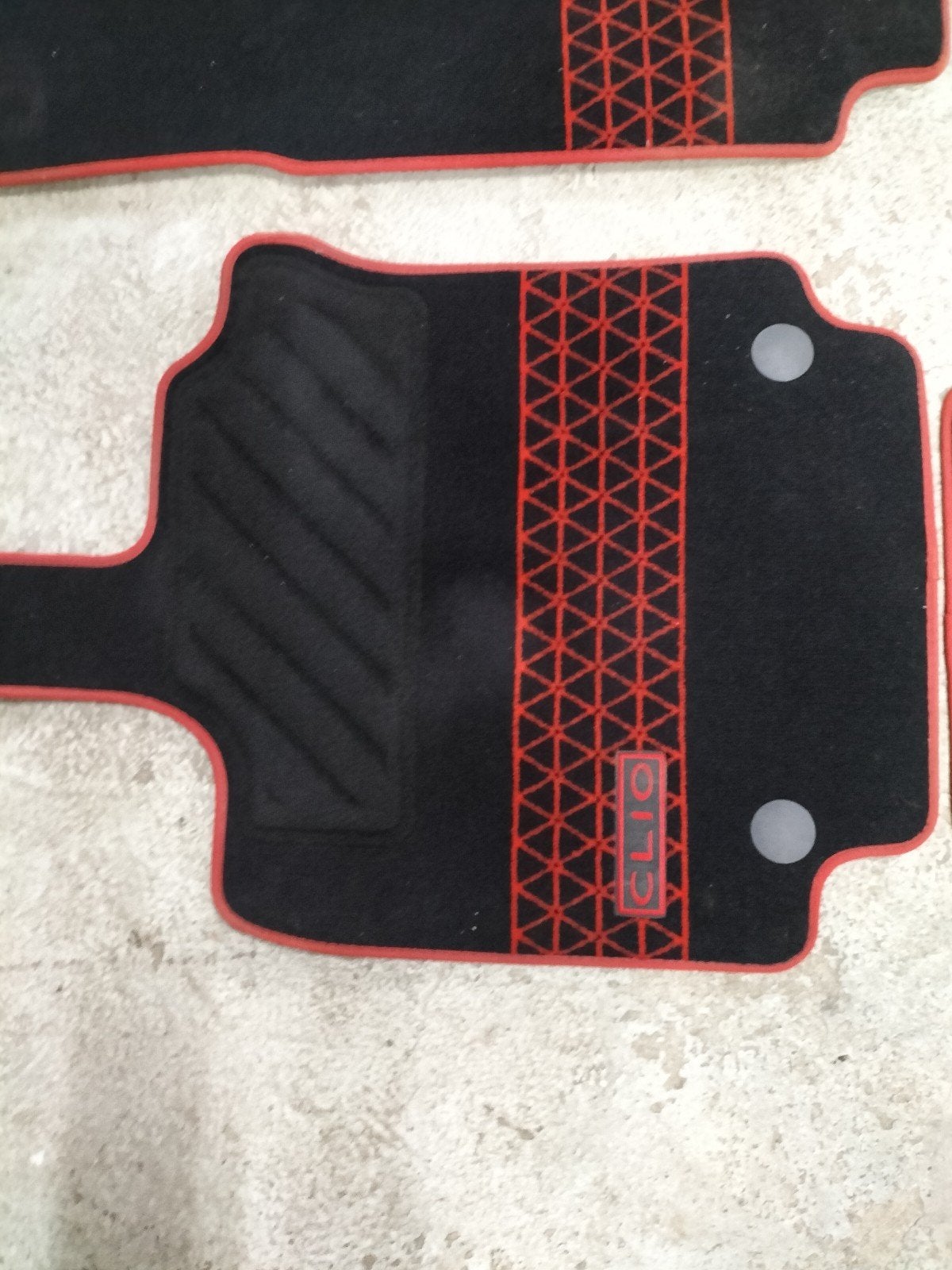 Renault Clio 4 vloermatten set - Zwart met rode bies. t rode, Ophalen, Zo goed als nieuw