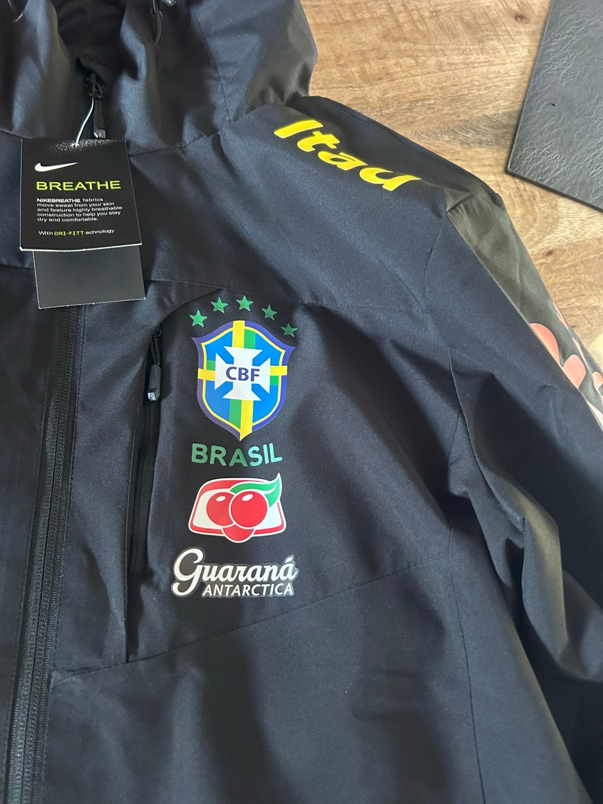 Nieuwe Nike Brasil jas met kaartje, maat M, Ophalen of Verzenden, Nieuw, Maat 48/50 (M), Zwart