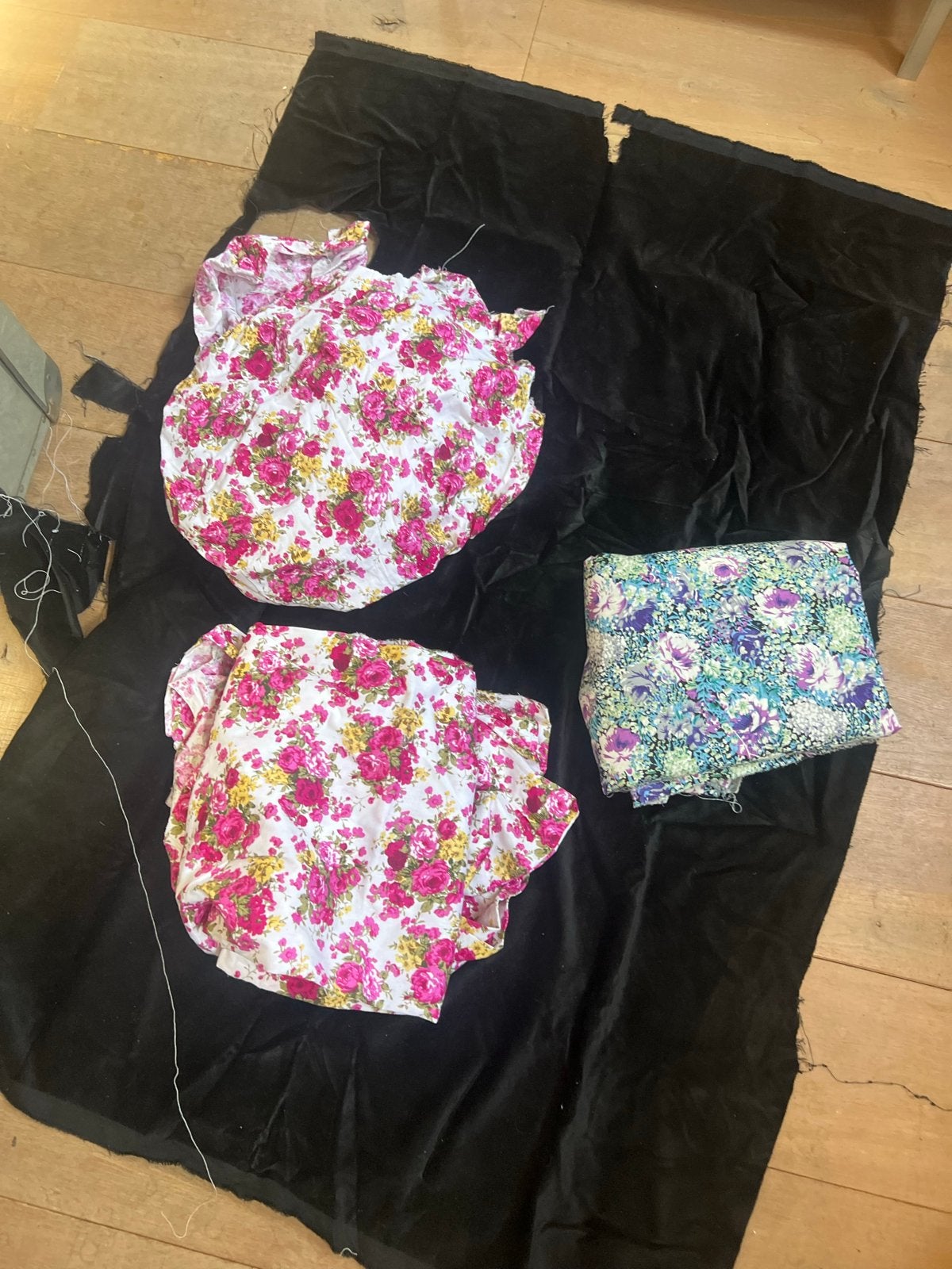 Stofpakket: Dik fluweel en bloemenstoffen, Hobby en Vrije tijd, Stoffen en Lappen, Overige materialen, Gebruikt, Meerkleurig, 200 cm of meer