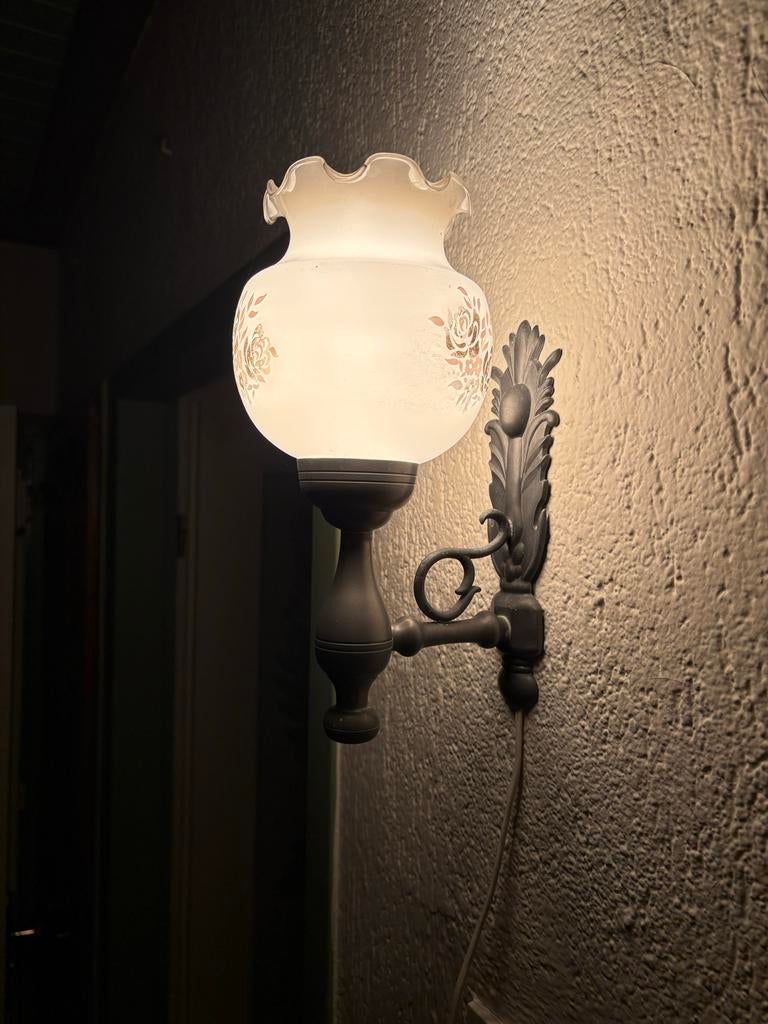 Vintage wandlampje met melkglas en bloemmotief, Ophalen of Verzenden, Gebruikt, Glas