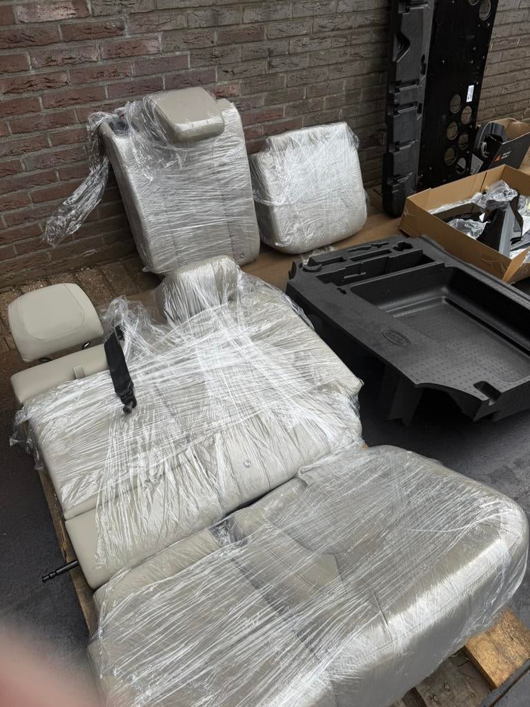 Defender 2023 achterbank ombouw set nieuw, Auto-onderdelen, Interieur en Bekleding, Ophalen, Nieuw, Land Rover
