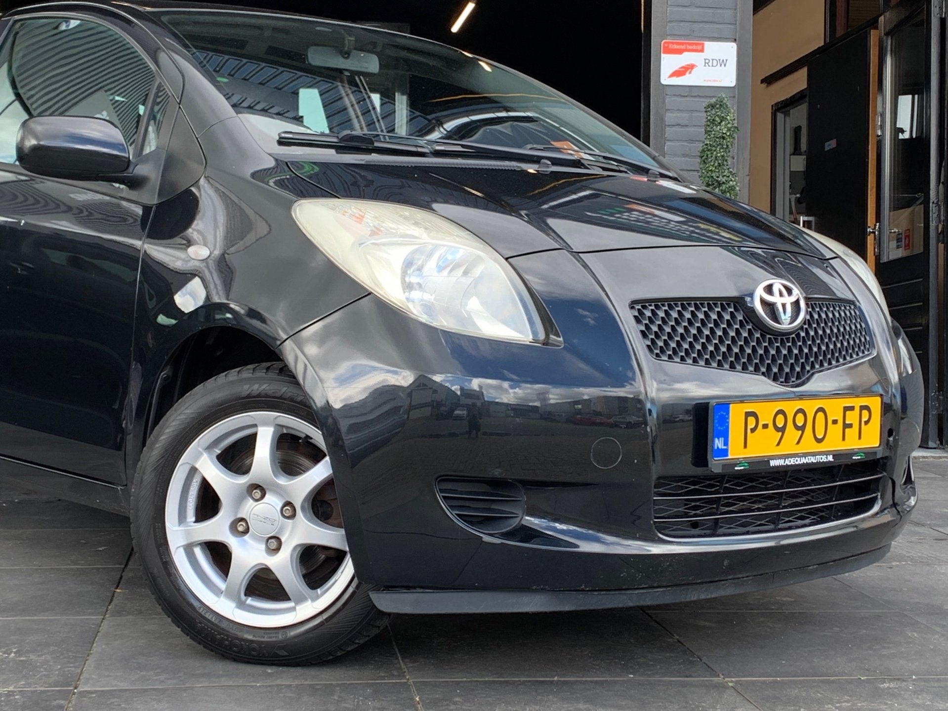 Toyota Yaris 1.0 VVTi Spirit|Carplay|Airco|El.Ramen|APK, Voorwielaandrijving, Stof, Met garantie (alle), Zwart
