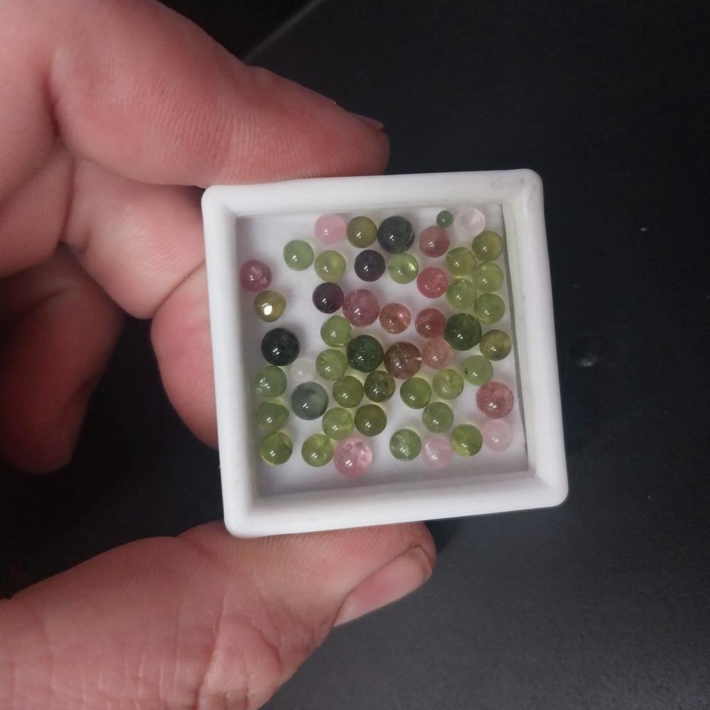 Lot met ongeboorde peridoot and toermalijn balletjes, Verzamelen, Mineralen en Fossielen, Ophalen of Verzenden