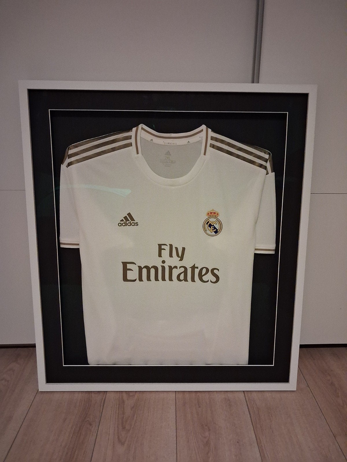 Real Madrid voetbalshirt ingelijst - voor- en achterkant, Ophalen of Verzenden, Zo goed als nieuw, Schilderij, 75 – 100