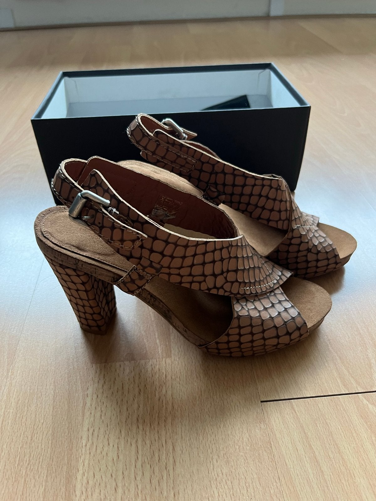 Carmens Padova Sandalen met hak - Maat 39, Ophalen of Verzenden, Zo goed als nieuw, Beige, Sandalen of Muiltjes