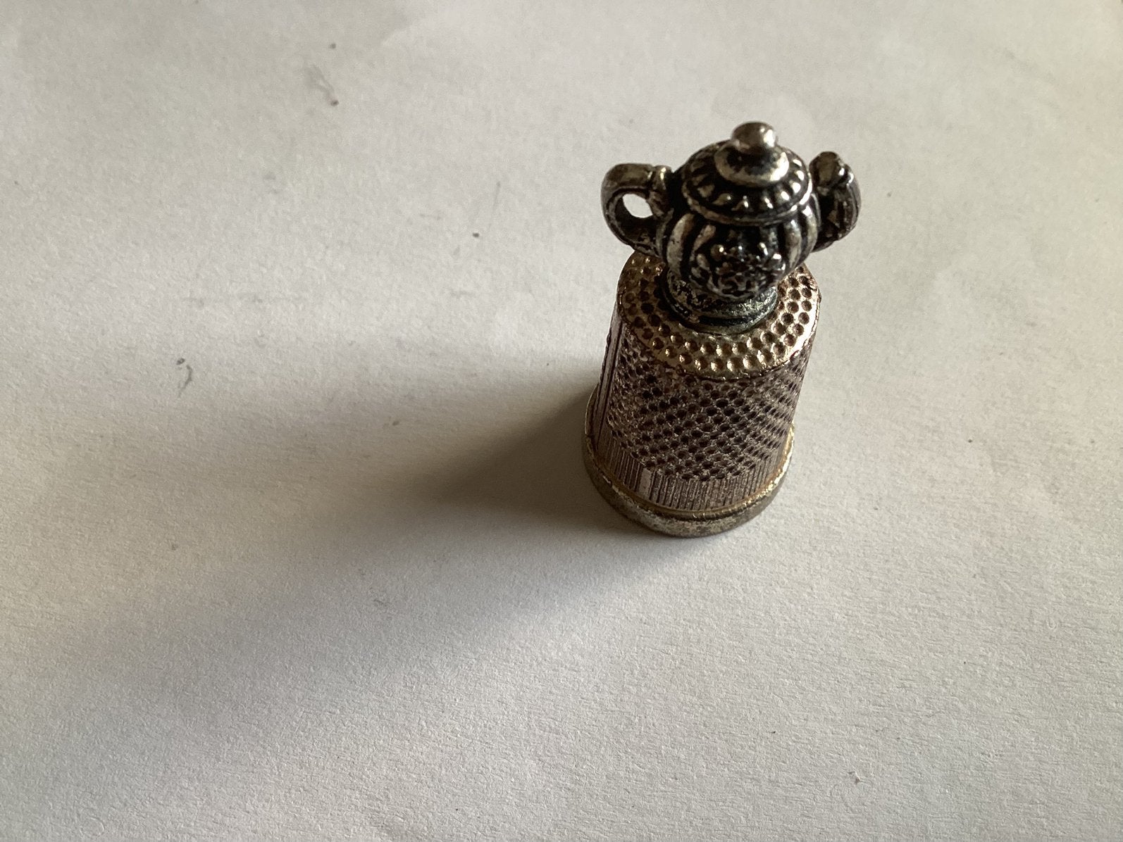VINTAGE. VINGERHOEDJE  MET  THEEPOT, Ophalen of Verzenden, Zo goed als nieuw, Zilver