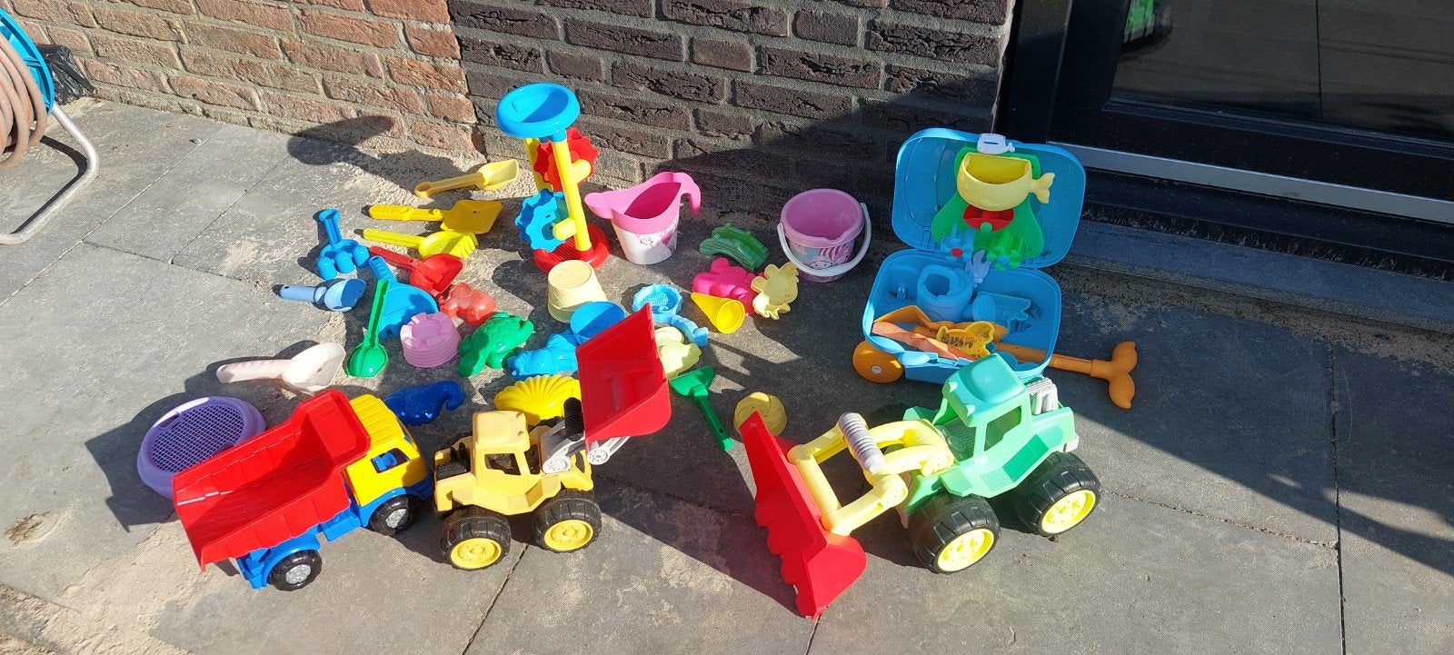 Grote set zandspeelgoed met auto's en koffer, Ophalen of Verzenden
