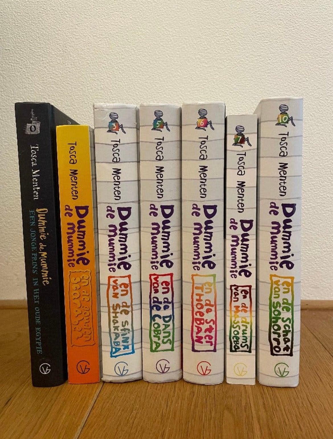 7 x Dummie de Mummie - Hard Cover - in zeer goede staat, Ophalen of Verzenden, Gelezen, Fictie