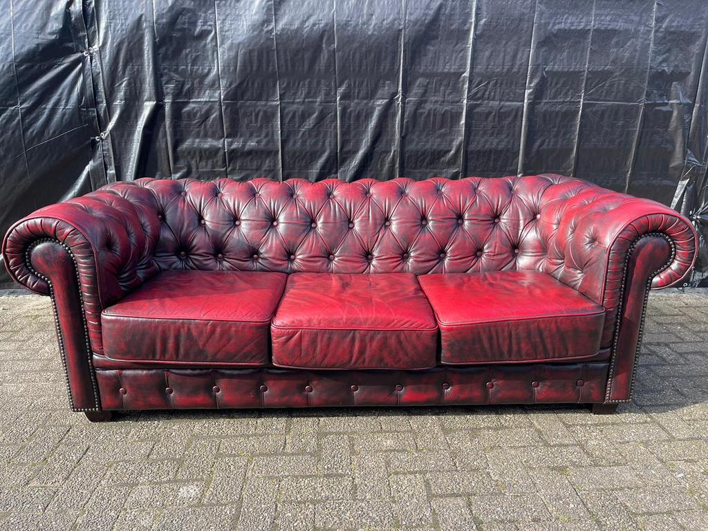 Ruime Chesterfield bank Oxblood rood, 125 cm of meer, Leer, Ophalen of Verzenden, Zo goed als nieuw