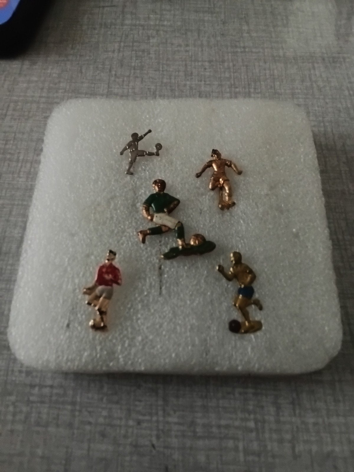 Diverse vintage voetbal speldjes in kleur,uit de 50en 60er j, Ophalen of Verzenden, Gebruikt, Sport