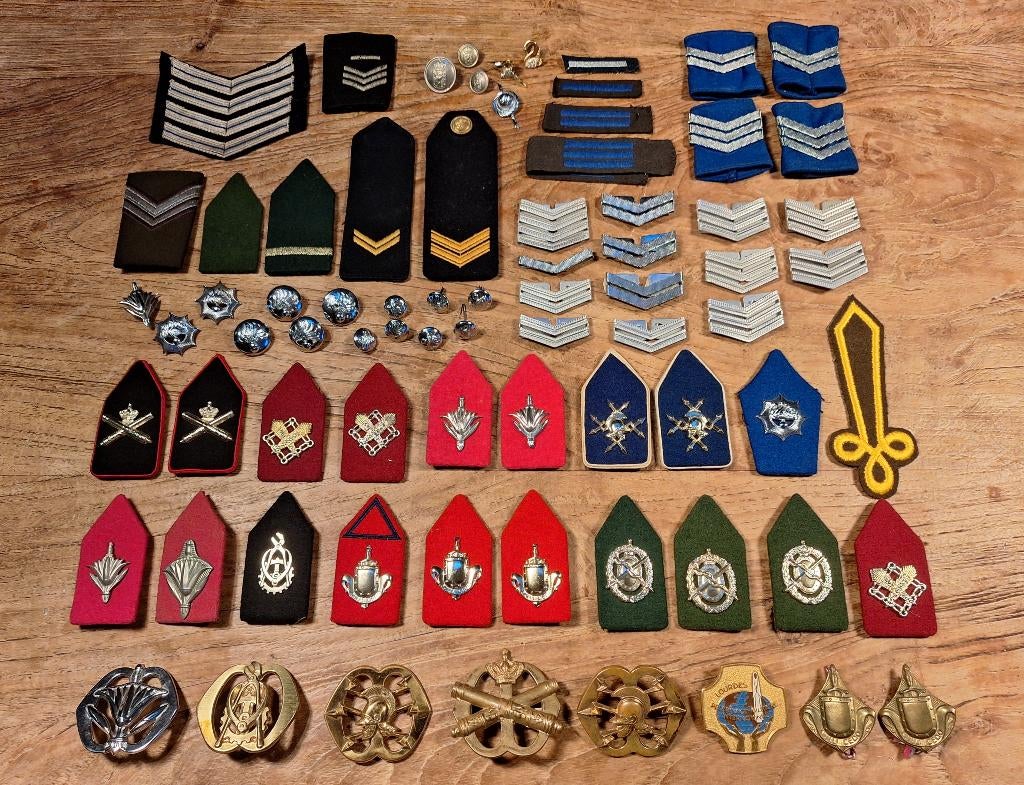 lot 100+ leger landmacht luchtmacht politie brandweer items, Ophalen of Verzenden, Landmacht, Nederland, Embleem of Badge