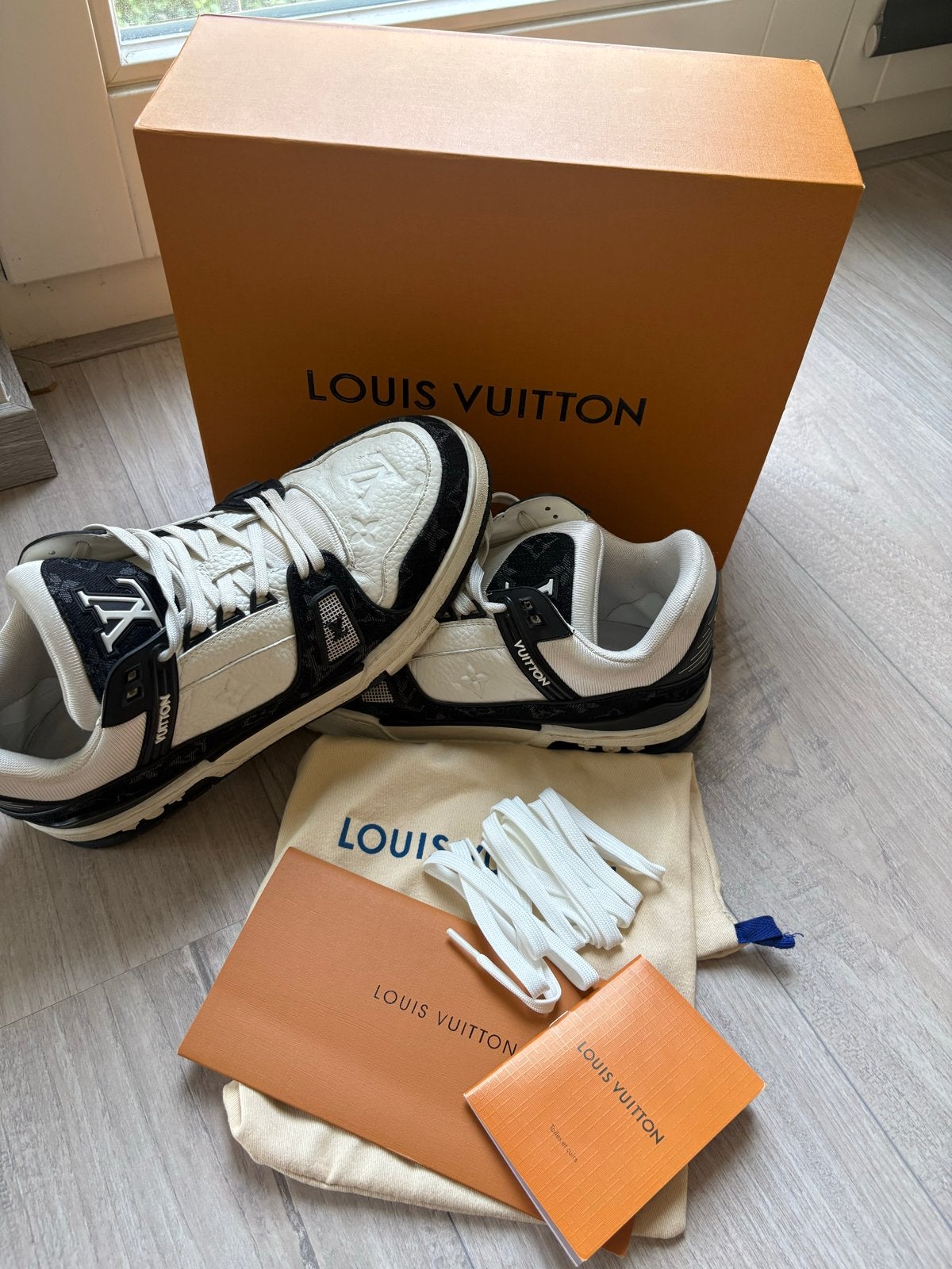 Louis Vuitton LV Arch Light Sneakers - Zo goed als nieuw, Ophalen of Verzenden, Zo goed als nieuw, Zwart, Sneakers of Gympen