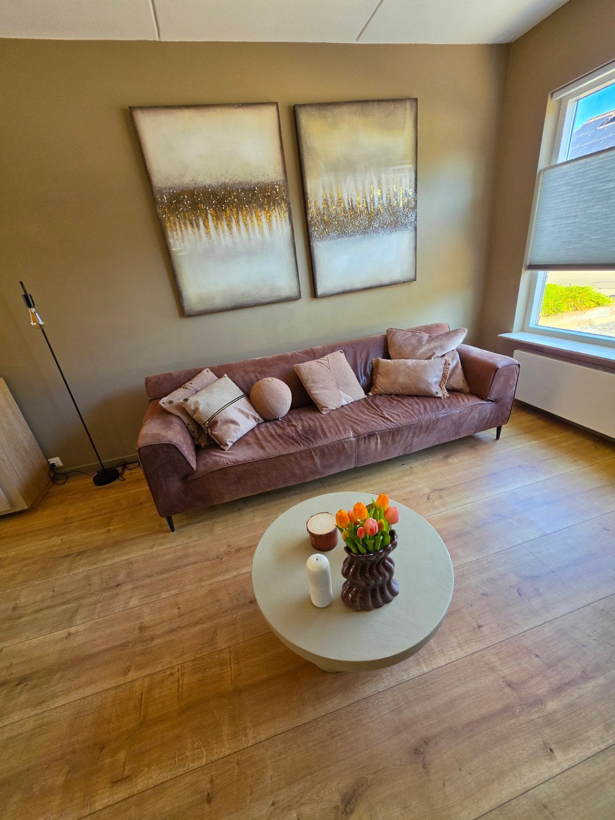 Comfortabele 3-zitsbank in bruin leer VANDAAG OPHALEN, Huis en Inrichting, Banken | Bankstellen, Ophalen, Gebruikt, Modern klassiek