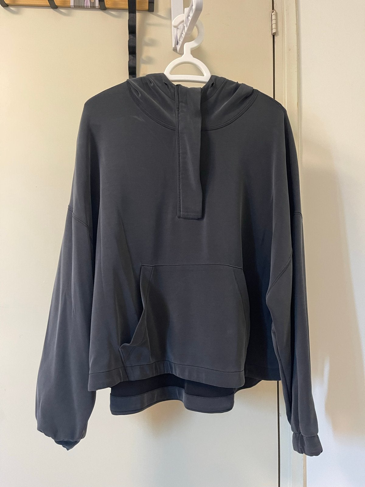 Black Hoodie with Kangaroo Pocket, Kleding | Dames, Truien en Vesten, Verzenden, Gedragen, Maat 42/44 (L), Zwart