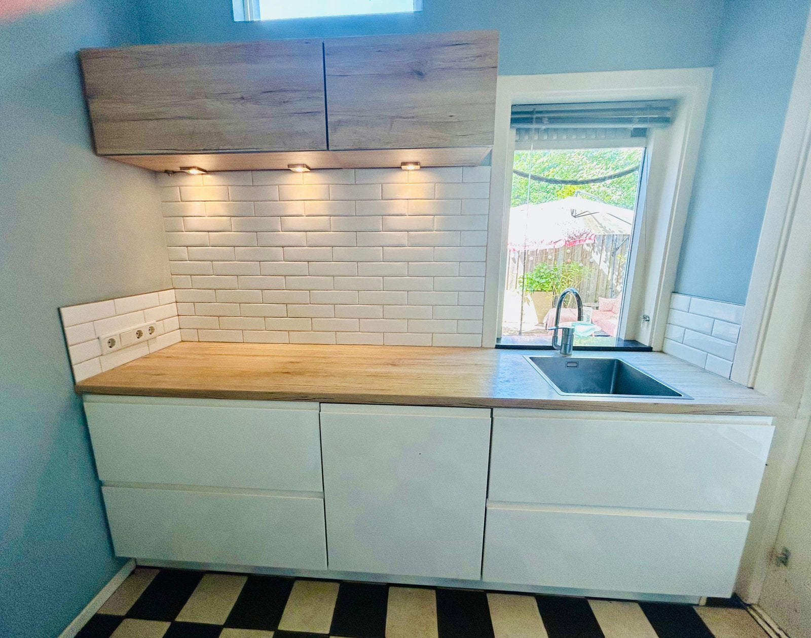 T.e.a.b.: moderne greeploze keuken, Huis en Inrichting, Keuken | Complete keukens, Gebruikt, Wit, Enkelwandige keuken, Ophalen of Verzenden