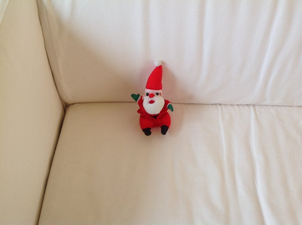 kleine kerstman van gladde stof 18 cm hoog, Diversen, Ophalen