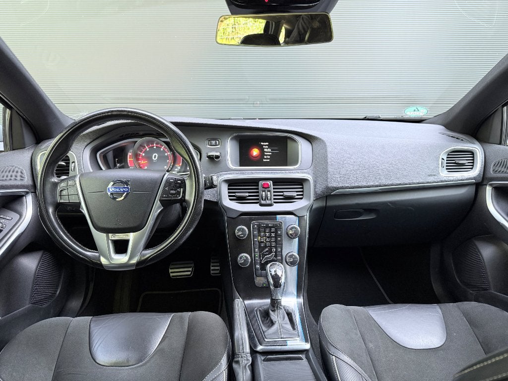 Volvo V40 T4 R-Design 210PK | Dealer OH | Nieuwe Distributie, Auto's, 1596 cc, Zwart, 4 cilinders, 700 kg