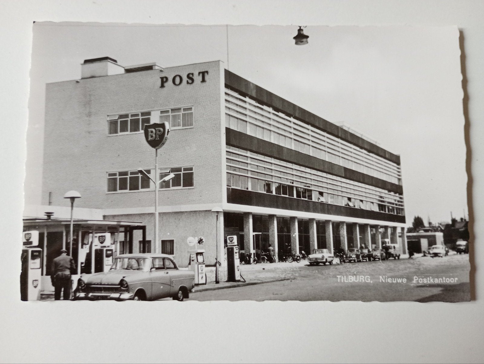 Tilburg Postkantoor en Tankstation met Auto, Ophalen of Verzenden, 1960 tot 1980, Ongelopen, Noord-Brabant