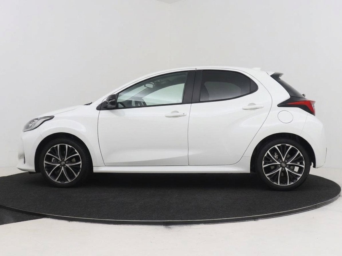 Toyota Yaris 1.5 Hybrid 115 Dynamic I NIEUW & DIRECT LEVERBA, Auto's, Wit, Nieuw, Hybride Elektrisch/Benzine, 3 cilinders