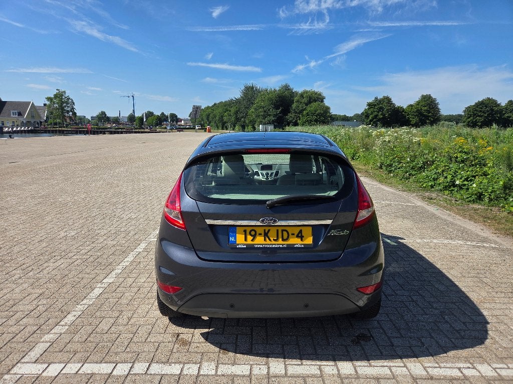 Ford Fiësta 1.25 60KW 5DR 2009 Grijs, Auto's, Voorwielaandrijving, Parkeersensor, Overige bekleding, Origineel Nederlands