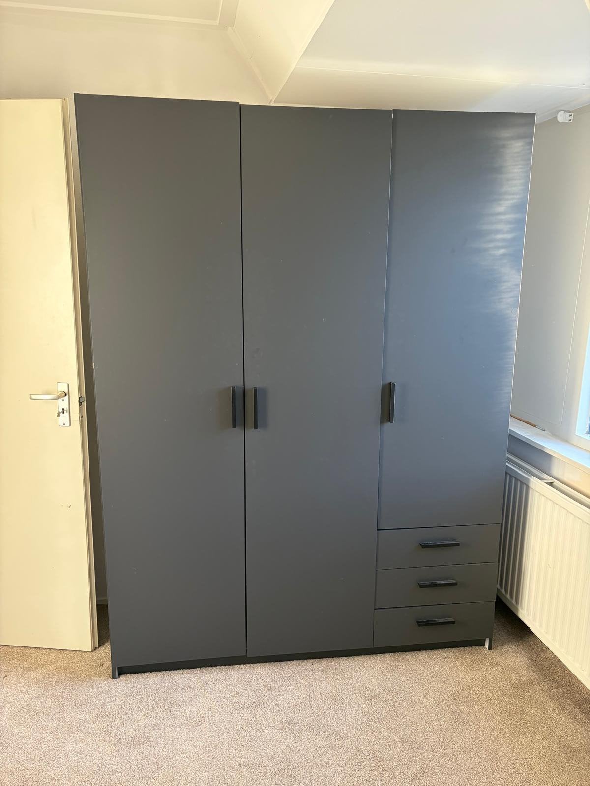 Donkergrijze JYSK kledingkast, Ophalen, Gebruikt, 100 tot 150 cm, Met lade(s)