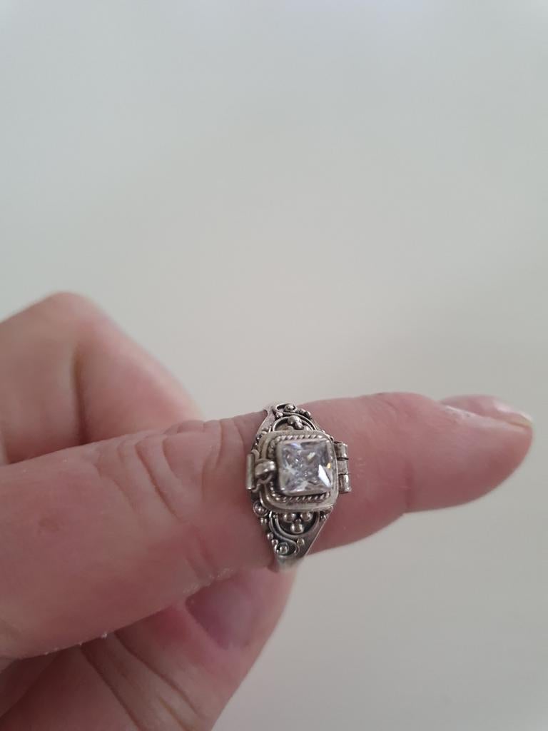 NIEUW Zilveren ring met vierkante steen en opbergvakje, Sieraden, Tassen en Uiterlijk, Ringen, Nieuw, Ophalen of Verzenden, 17 tot 18